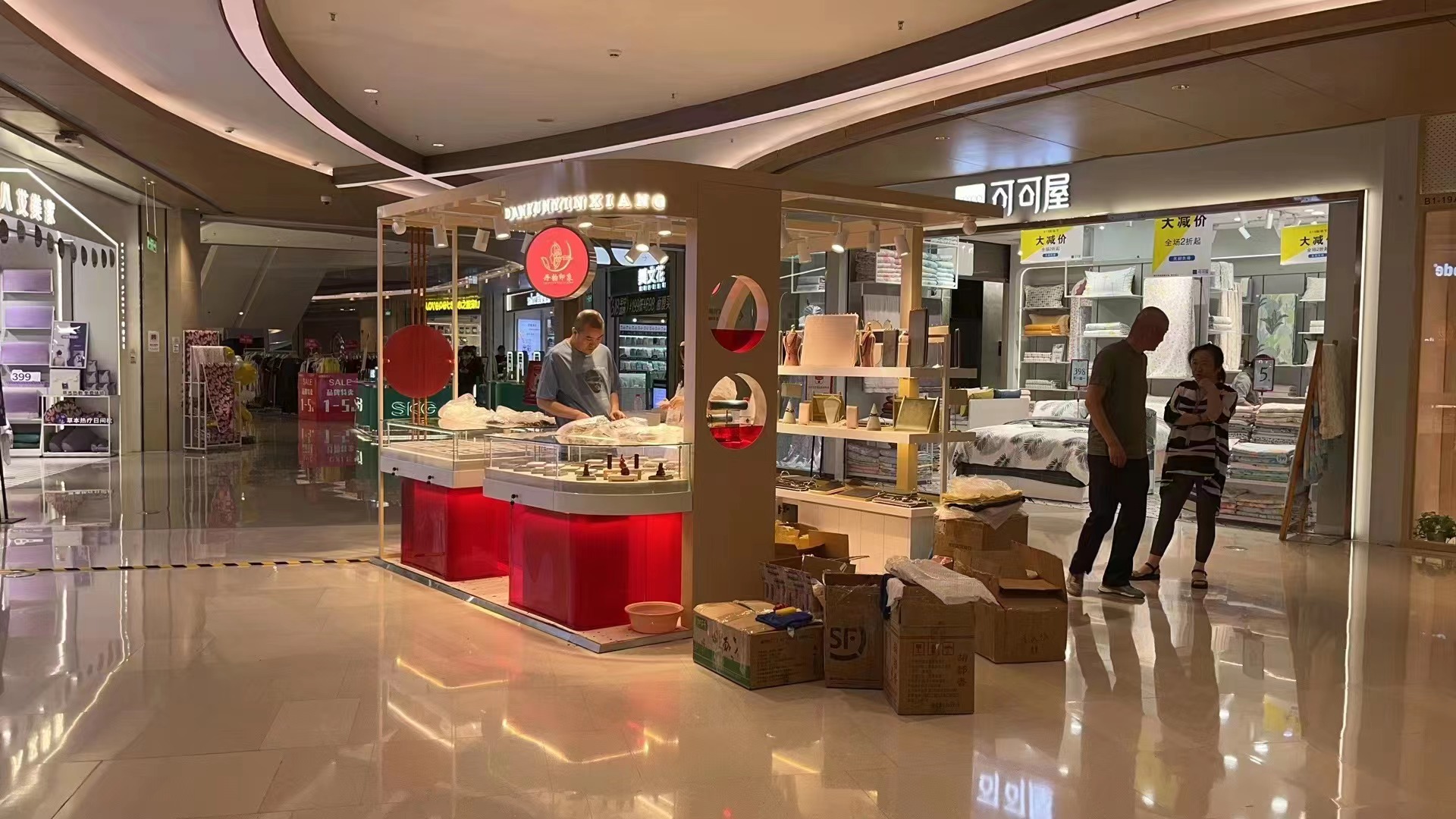 成都龍泉世茂廣場奢侈品店